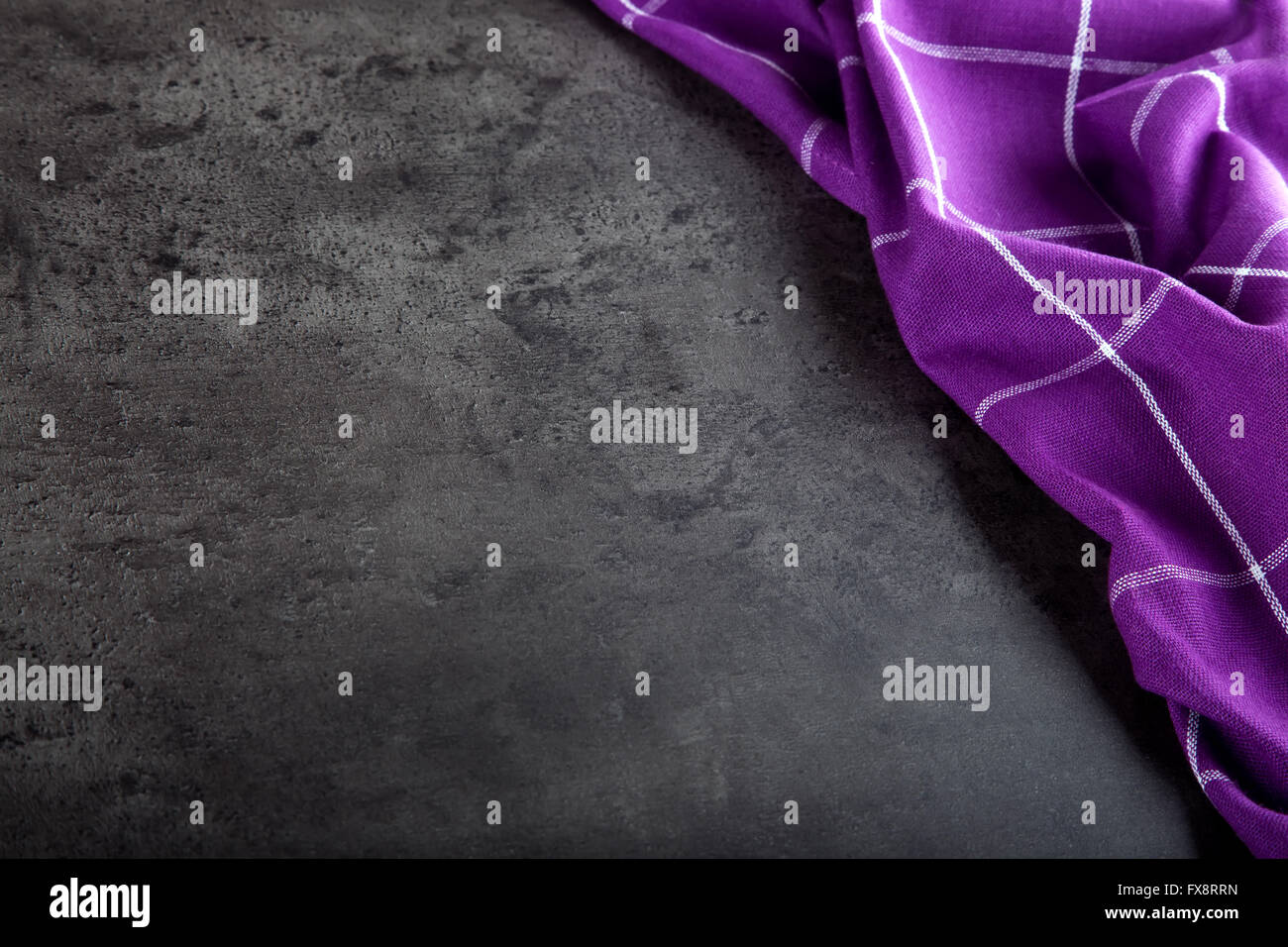 Vue de dessus de cuisine nappe à carreaux violet sur du béton - pierre - marbre - fond de bois. Espace libre pour votre texte ou pr Banque D'Images