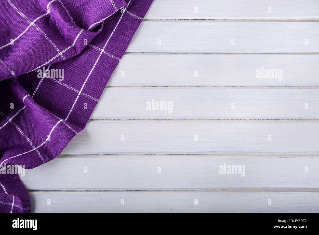 Vue de dessus de cuisine nappe à carreaux violet sur du béton - pierre - marbre - fond de bois. Espace libre pour votre texte ou pr Banque D'Images