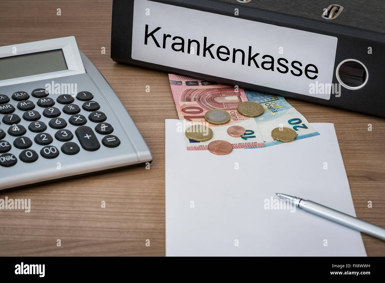 Krankenkasse (allemand de l'assurance-maladie) écrit sur un cahier sur un bureau avec calculatrice euro argent feuille vierge et un stylo Banque D'Images