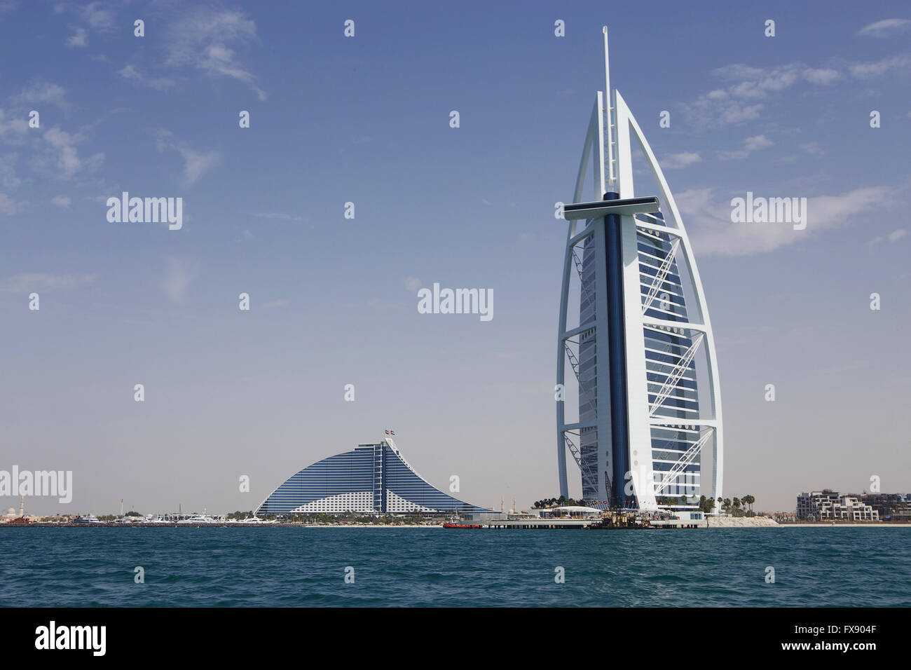 Burj Al Arab de la mer avec plage de Jumeirah Hotel sur la gauche. Banque D'Images