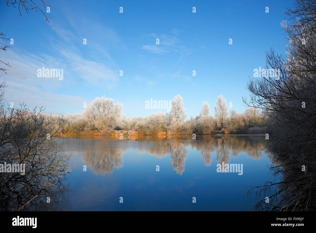 Lac d'hiver avec scène légère saturation des couleurs Banque D'Images