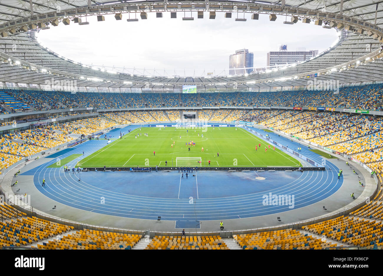 Kiev, UKRAINE - le 10 avril 2016 : Stade olympique NSC (NSC Olimpiyskyi) au cours Ukraine Premier League match FC Dynamo Kyiv vs FC Volyn à Kiev, Ukraine Banque D'Images