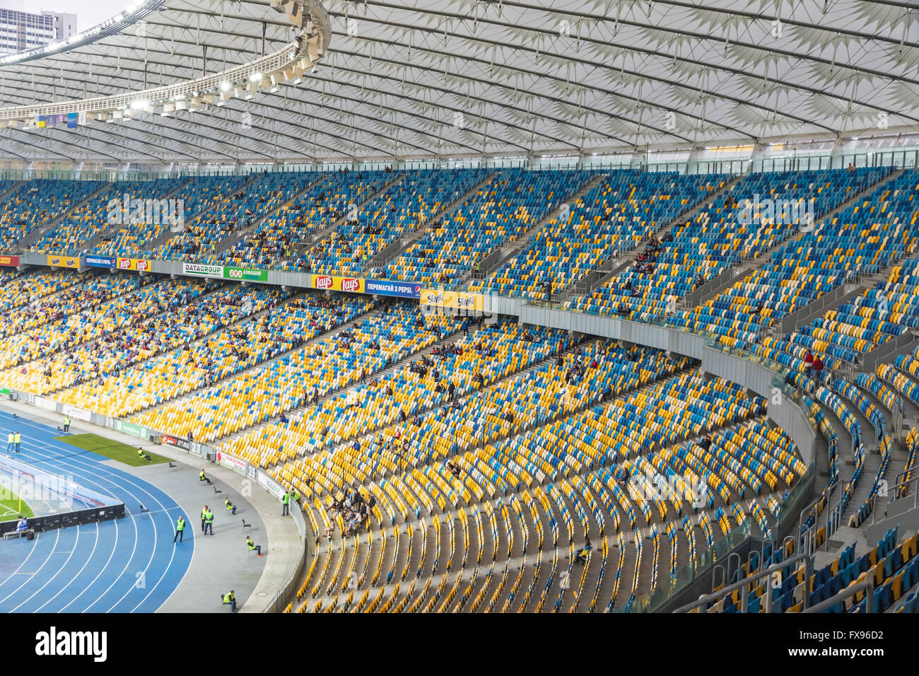 Kiev, UKRAINE - le 10 avril 2016 : tribuns du stade olympique NSC (NSC Olimpiyskyi) au cours Ukraine Premier League match FC Dynamo K Banque D'Images