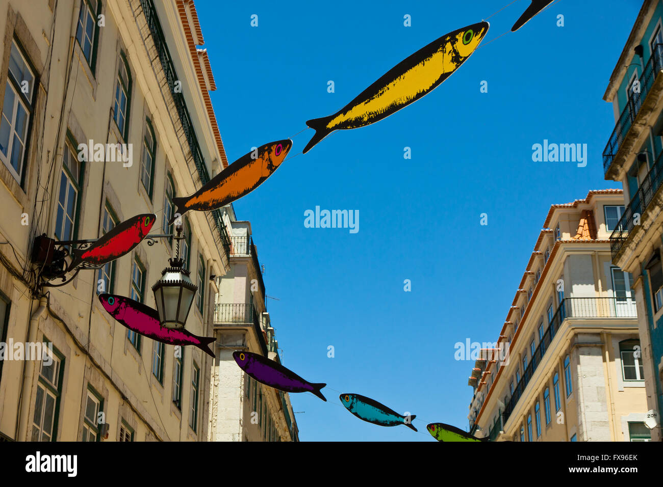 Rues décorées avec des sardines au cours du Festival de Lisbonne (Festas de Lisboa) Banque D'Images