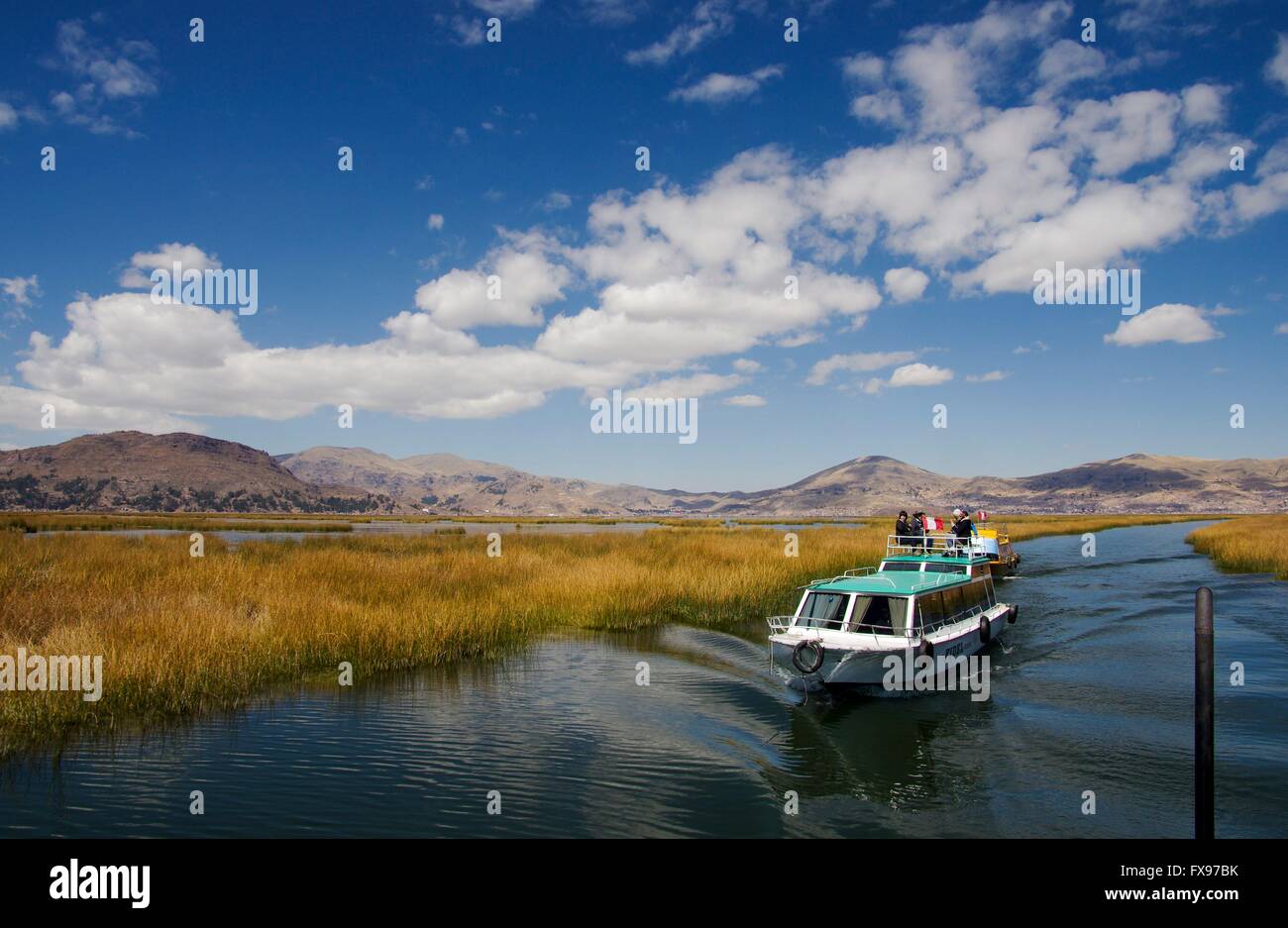 Un bateau à moteur sur le lac Titicaca prend les touristes de Puno's Harbour au roseau îles d'Uros. Photo prise 2015-08-31. Banque D'Images
