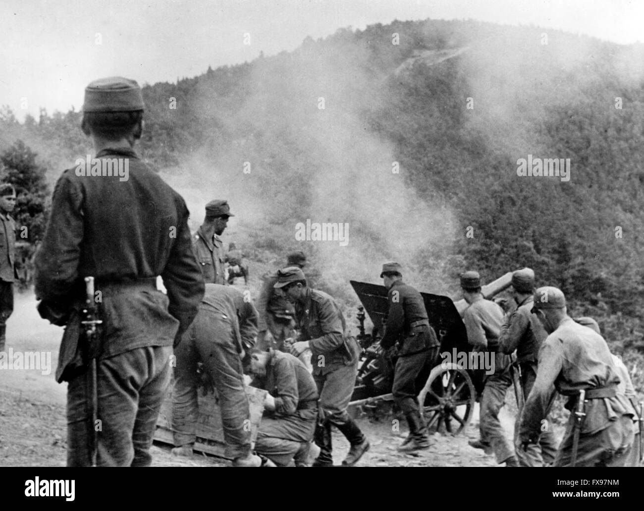 Le tableau de la propagande nazie montre des membres de la division de montagne Waffen de 13th de la SS Handschar tirant un fusil pendant le combat partisan en Yougoslavie. La photo a été publiée en 1943. Fotoarchiv für Zeitgeschichtee - PAS DE SERVICE DE VIREMENT - Banque D'Images