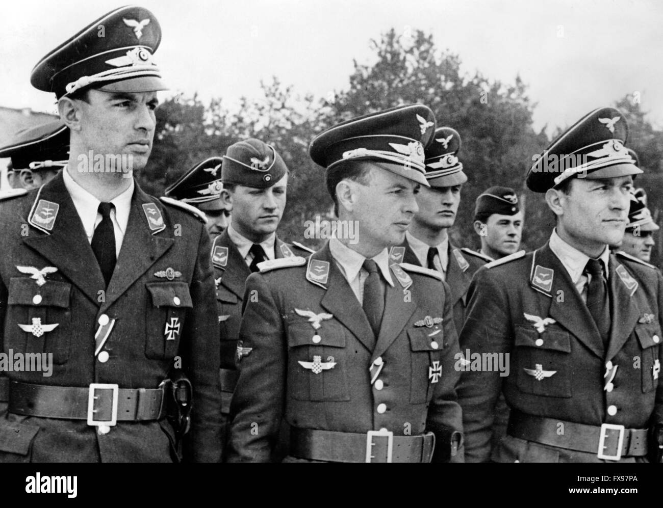 L'image de propagande nazie dépeint des pilotes de la Wehrmacht allemande avec la Croix de fer I. classe. La photo a été prise en mars 1942. Emplacement inconnu. Fotoarchiv für Zeitgeschichtee - NO WIRE SERIVCE - Banque D'Images