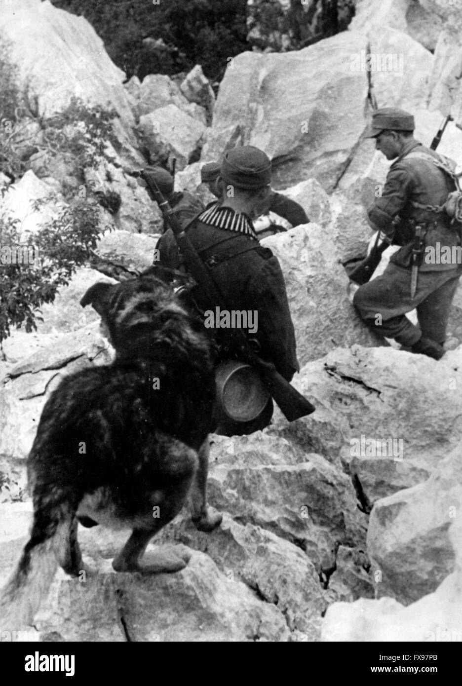 L'image de propagande nazie dépeint des soldats de la Wehrmacht allemande combattant des partisans en Yougoslavie. La photo a été publiée en décembre 1943. Depuis l'été 1942, le nom 'partisan' a été interdit par les Allemands pour des raisons psychologiques et remplacé par le nom 'Banden' (gangs), 'Banditen' (bandits) et 'Bandenbekaempfung' (gangs de combat). Fotoarchiv für Zeitgeschichtee - PAS DE SERVICE DE VIREMENT - Banque D'Images