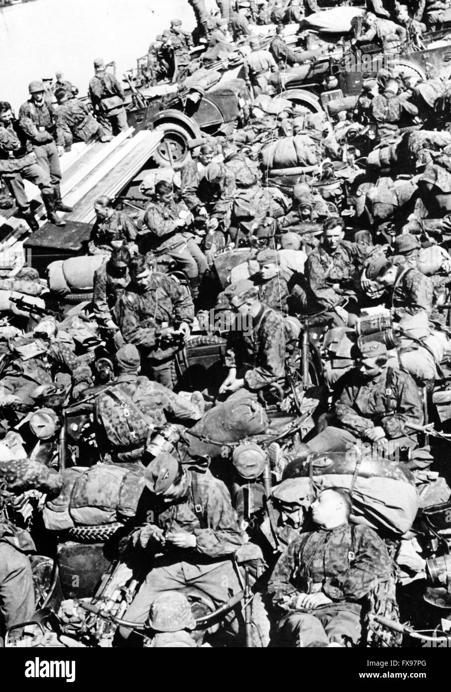 L'image de propagande nazie représente des membres de la Waffen SS qui attendent de traverser le Donau. Fotoarchiv für Zeitgeschichte Archive - PAS DE SERVICE DE FIL - Banque D'Images