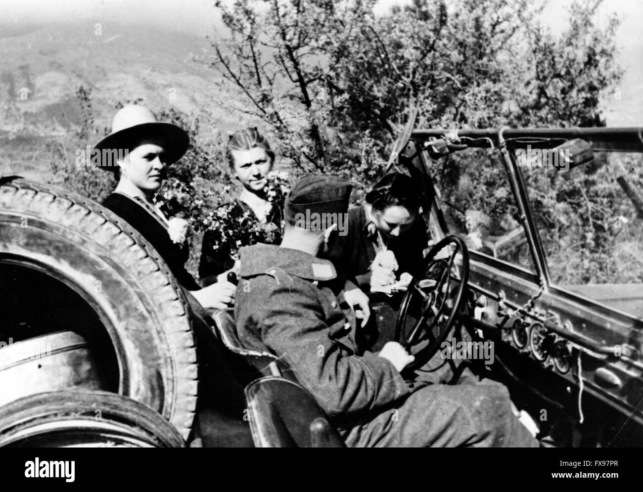 L'image de propagande nazie dépeint un soldat de la Wehrmacht allemande avec de jeunes femmes après la capitulation de la Yougoslavie. La photo a été prise en mai 1941. Fotoarchiv für Zeitgeschichtee - PAS DE SERVICE DE VIREMENT - Banque D'Images