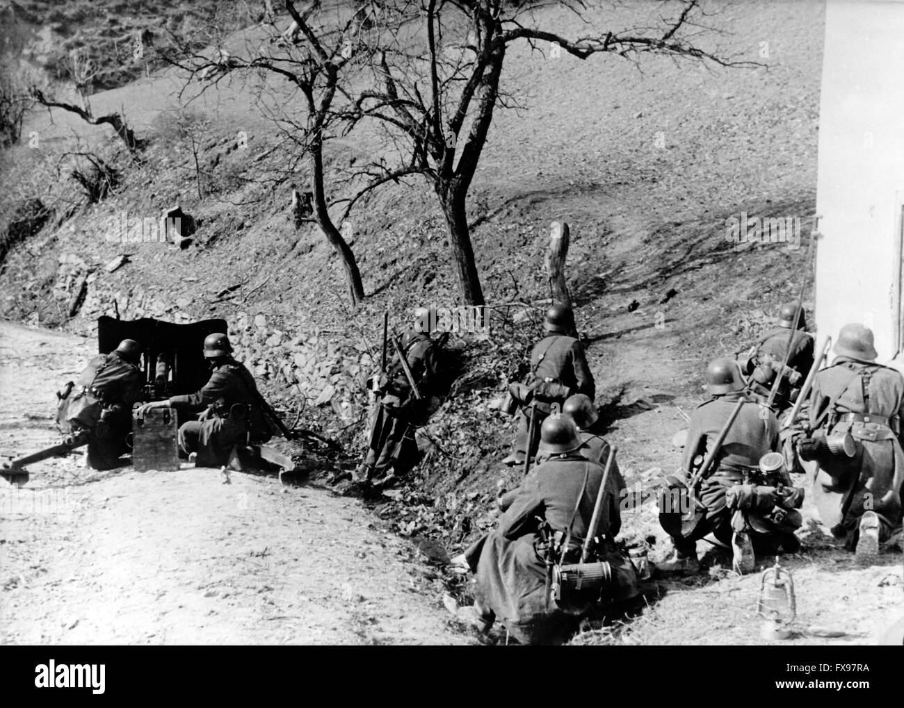 Le tableau de la propagande nazie montre des membres du Waffen-SS pendant le combat partisan en Yougoslavie en juin 1943. Fotoarchiv für Zeitgeschichtee NO SERVICE DE FIL - Banque D'Images