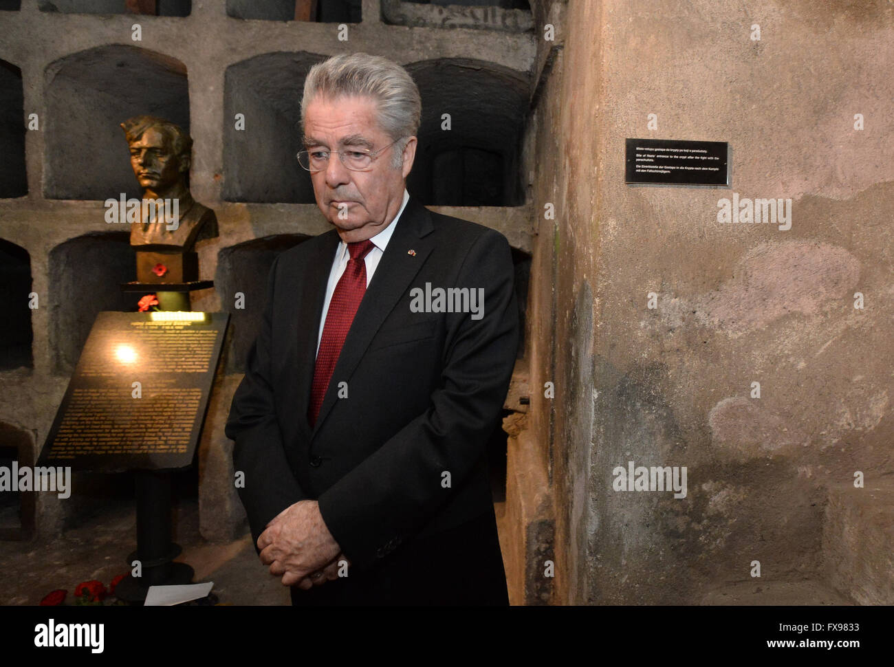 Prague, République tchèque. 12 avr, 2016. Le Président autrichien Heinz Fischer visite le mémorial des parachutistes tchécoslovaque qui a participé à l'attaque mortelle sur l'officier nazi de haut rang Reinhard Heydrich en 1942 dans l'Eglise orthodoxe des saints Cyrille et Méthode à Prague, République tchèque, le 12 avril 2016. Credit : Katerina Sulova/CTK Photo/Alamy Live News Banque D'Images
