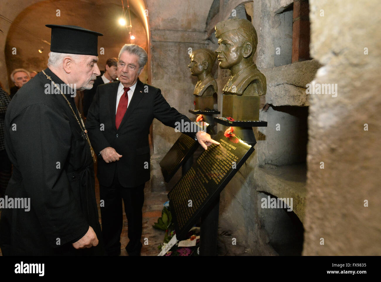 Prague, République tchèque. 12 avr, 2016. Le Président autrichien Heinz Fischer (centre) visite le mémorial des parachutistes tchécoslovaque qui a participé à l'attaque mortelle sur l'officier nazi de haut rang Reinhard Heydrich en 1942 dans l'Eglise orthodoxe des saints Cyrille et Méthode à Prague, République tchèque, le 12 avril 2016. Credit : Katerina Sulova/CTK Photo/Alamy Live News Banque D'Images