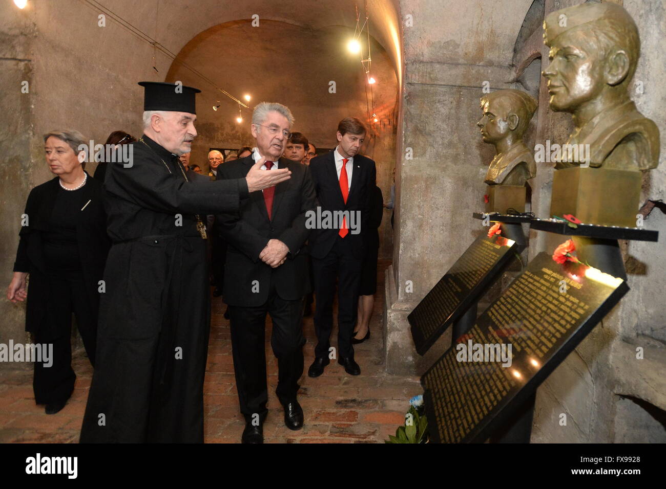 Prague, République tchèque. 12 avr, 2016. Le Président autrichien Heinz Fischer (centre) visite le mémorial des parachutistes tchécoslovaque qui a participé à l'attaque mortelle sur l'officier nazi de haut rang Reinhard Heydrich en 1942 dans l'Eglise orthodoxe des saints Cyrille et Méthode à Prague, République tchèque, le 12 avril 2016. © Katerina Sulova/CTK Photo/Alamy Live News Banque D'Images
