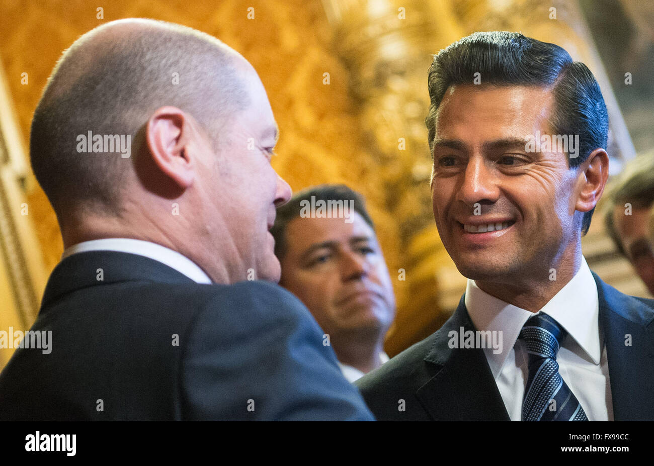 Hambourg, Allemagne. 12 avr, 2016. Le Président mexicain Enrique Pena Nieto (R) parle avec le maire de Hambourg, Olaf Scholz à l'hôtel de ville de Hambourg, Allemagne, 12 avril 2016. Photo : Lukas SCHULZE/dpa/Alamy Live News Banque D'Images