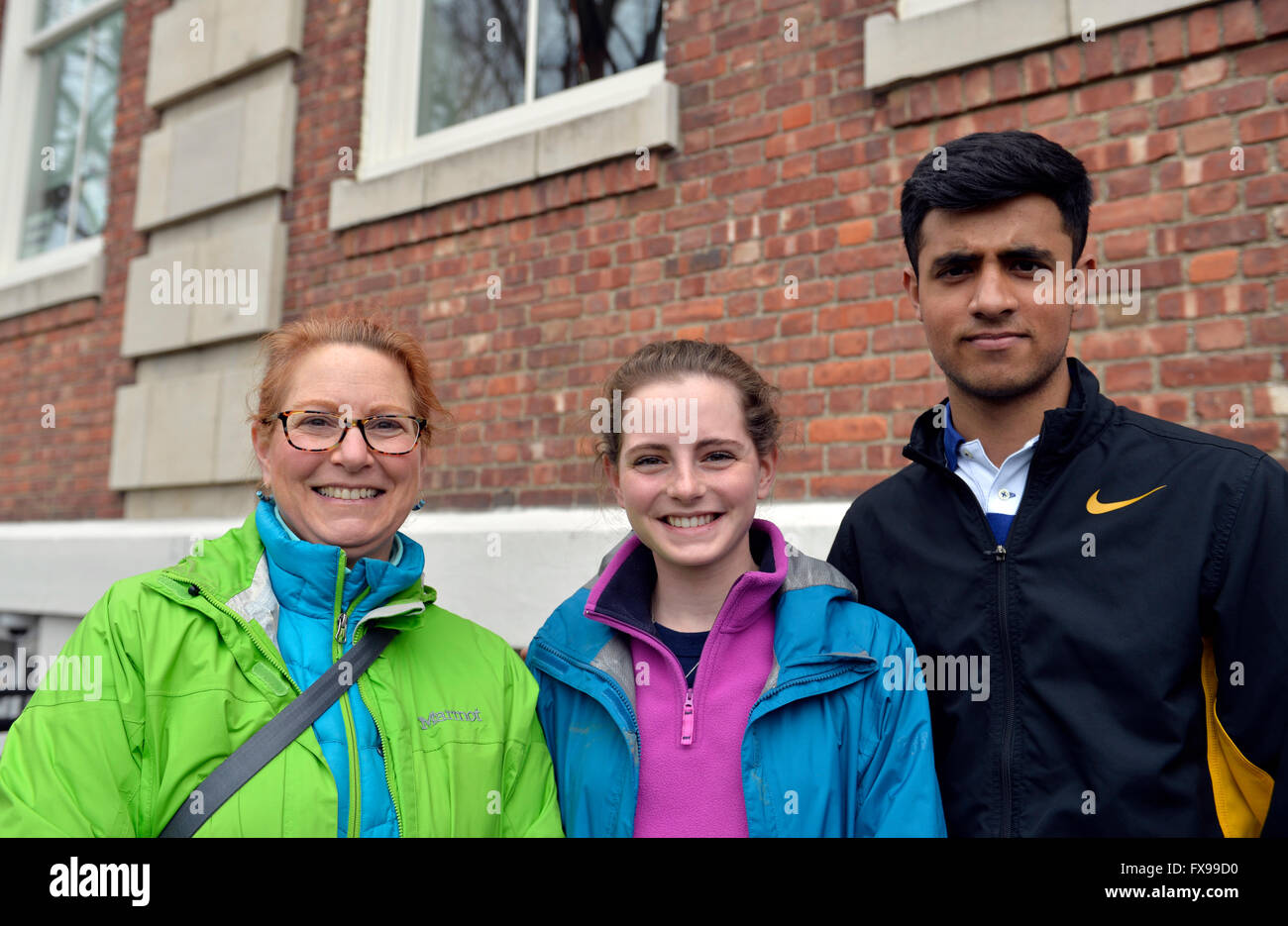 Port Washington, New York, USA. 11 avril 2016. L-R, Patricia ponts, ponts Maggie son 17-year-old fille en 11e année, et QASIM IQBAL, 18 ans et dans la 12e année, sont en attente sur la ligne d'assister à une Hillary Clinton, principal candidat primaire présidentielle démocratique, discussion sur la prévention de la violence des armes à feu avec des activistes qui ont perdu des membres de leur famille en raison d'exécutions. Hillary Clinton, l'ancien secrétaire d'État et de crédit aux États-Unis : Ann E Parry/Alamy Live News Banque D'Images