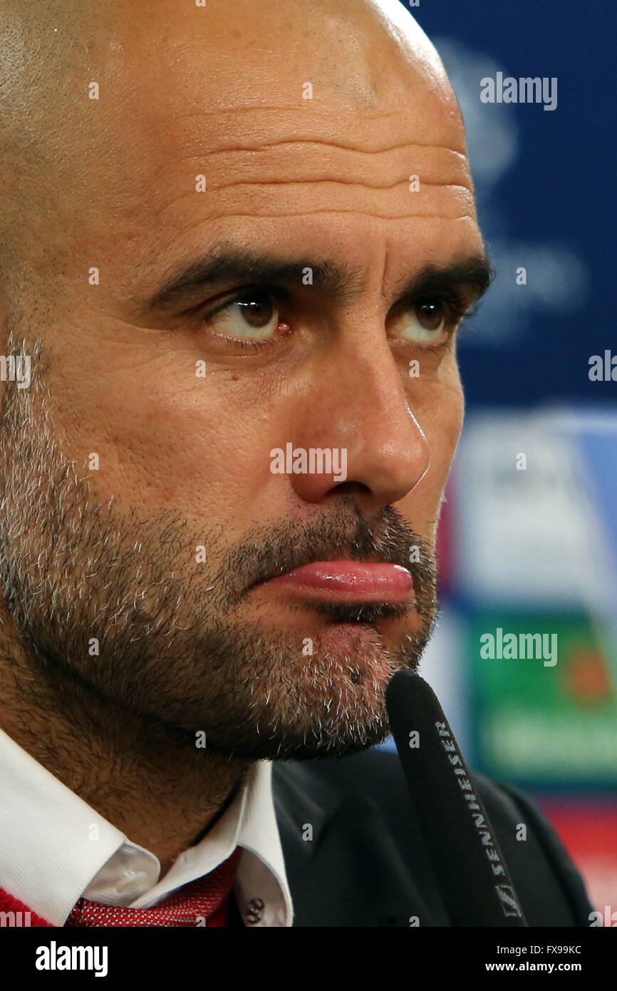 Lisbonne, Portugal. 12 avr, 2016. Du Bayern Munich Pep Guardiola entraîneur-chef espagnol assiste à une conférence de presse au stade de la Luz à Lisbonne le 12 avril 2016, à la veille de leur quart de finale de la Ligue des Champions match de football deuxième jambe SL Benfica vs FC Bayern Munich. Un modèle présente une création de la 145 Novo Automne/Hiver 2016/2017 collection pendant la Semaine de la mode de Lisbonne le 11 mars 2016 à Lisbonne, Portugal. Cette année la Semaine de la mode de Lisbonne célèbre le 25e anniversaire. Crédit : Pedro Fiuza/ZUMA/Alamy Fil Live News Banque D'Images