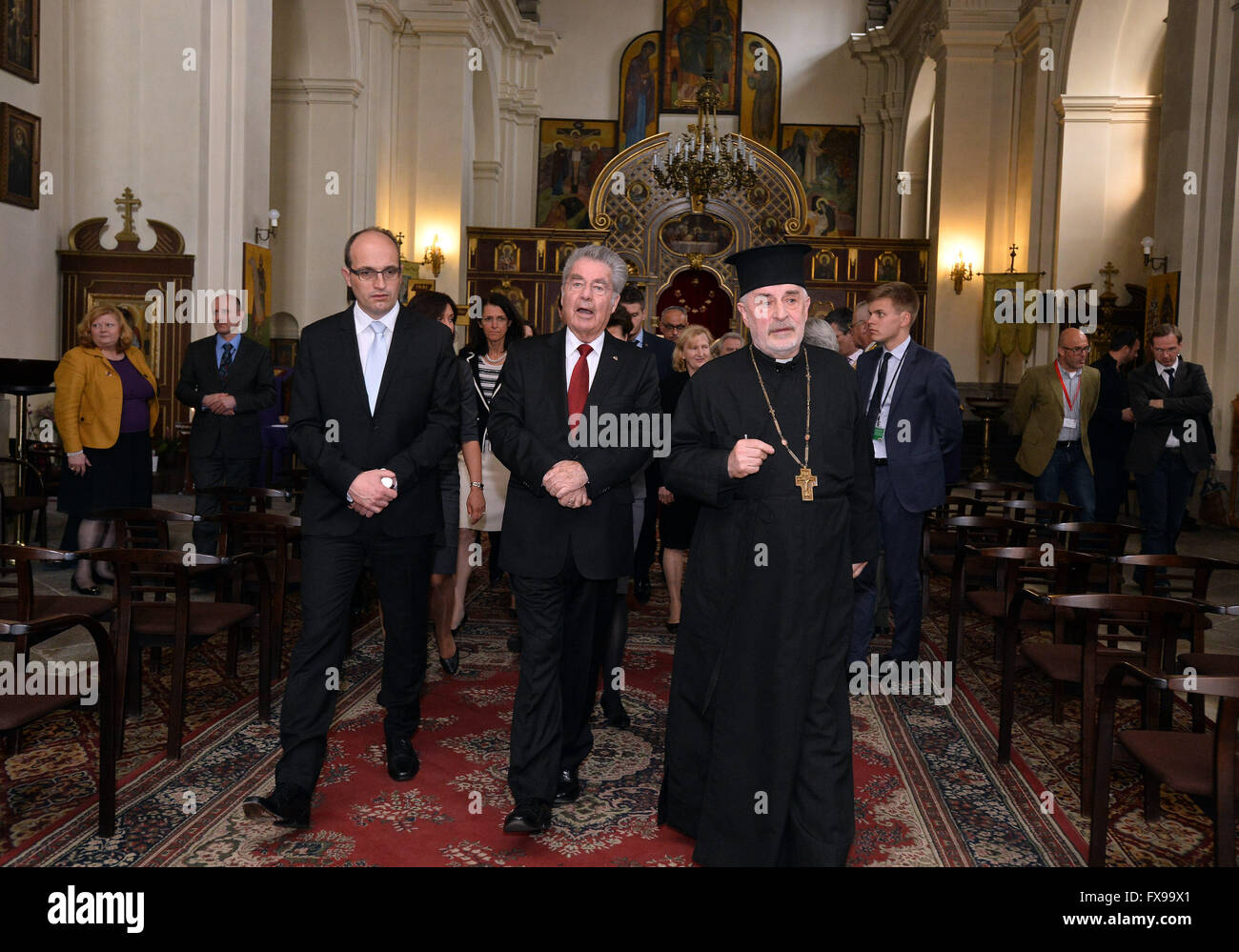 Prague, République tchèque. 12 avr, 2016. Le Président autrichien Heinz Fischer (centre) visite le mémorial des parachutistes tchécoslovaque qui a participé à l'attaque mortelle sur l'officier nazi de haut rang Reinhard Heydrich en 1942 dans l'Eglise orthodoxe des saints Cyrille et Méthode à Prague, République tchèque, le 12 avril 2016. © Katerina Sulova/CTK Photo/Alamy Live News Banque D'Images