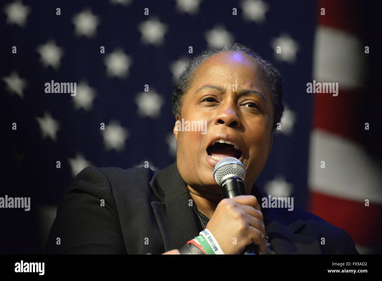 Port Washington, New York, USA. 11 avril 2016. MARIE DELUS, qui a perdu son neveu dans le Queens, de prise de parole sur le panneau au cours d'une discussion sur la prévention de la violence des armes à feu avec Hillary Clinton, qui a appelé à un renforcement de la législation des armes à feu. Clinton a appelé à une législation sur le contrôle des armes à feu et a juré de prendre sur le lobby des armes à feu, NRA National Rifle Association. Présidentielles primaires de New York est le 19 avril. Credit : Ann E Parry/Alamy Live News Banque D'Images