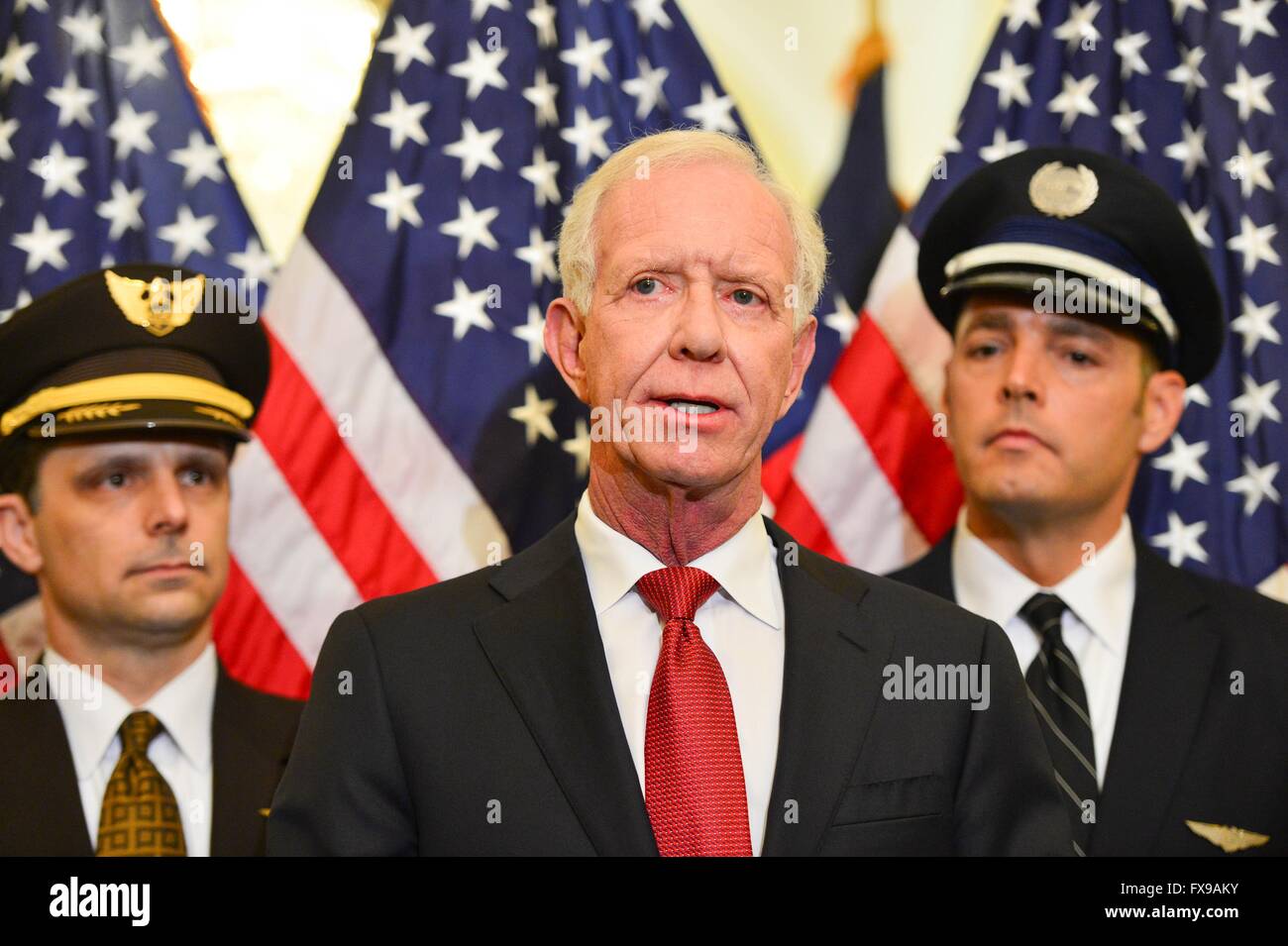 Ancien pilote de ligne pilote Chesley Sullenberger Sully au cours d'une conférence de presse, la promotion de la Loi sur l'Espace aérien sécuritaire comme amendement à la FAA reauthorization bill aux côtés de pilotes de ligne aérienne et d'autres démocrates au Capitole, le 12 avril 2016 à Washington, DC. Sullenberger est le héros qui pilote un avion a atterri en toute sécurité désactivée sur le fleuve Hudson. Banque D'Images