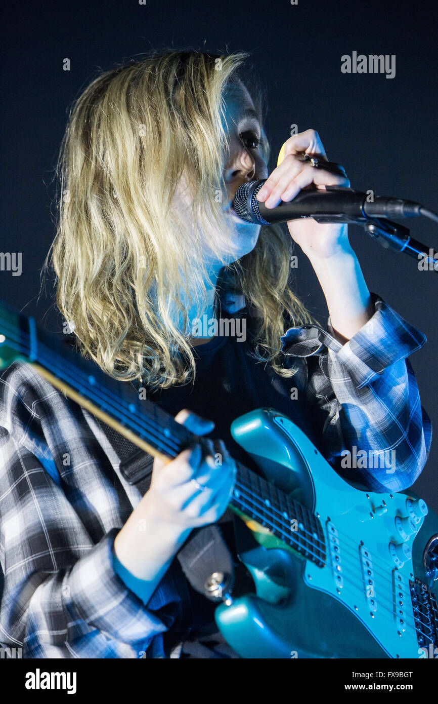 Milan Italie. 12 avril 2016. Le groupe de pop indie Anglais LA MAISON JAPONAISE effectue sur scène à fabrique de l'ouverture du spectacle du crédit 1975 : Rodolfo Sassano/Alamy Live News Banque D'Images