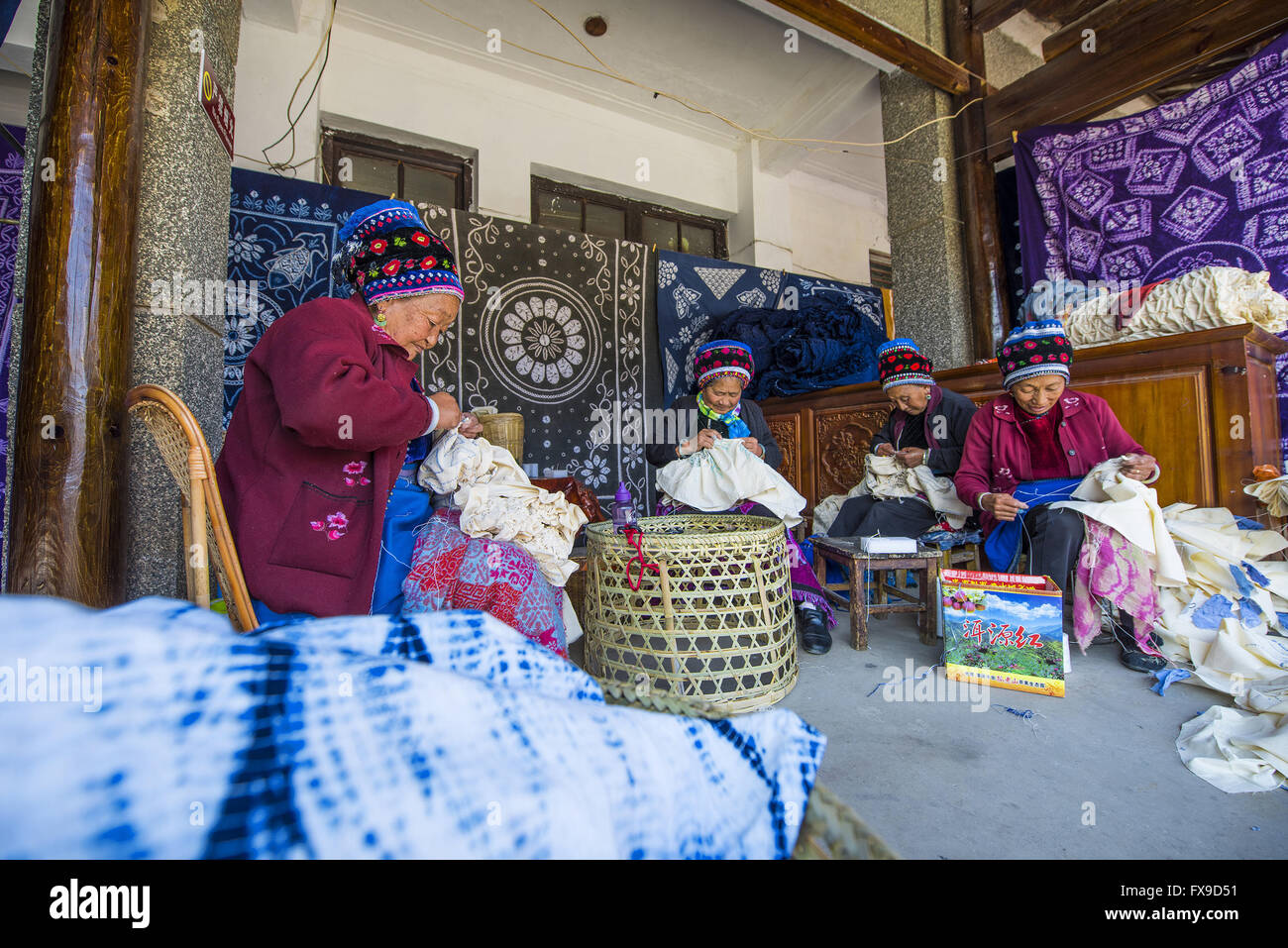 Dali, Dali, CHN. 13 avr, 2016. Dali, CHINE - 13 Avril 2016 : (usage éditorial uniquement. Chine Yunnan) développe essentiellement en batik, Xichou Jinping County, comté, comté de Pingbian Hotel North Xizang, Qujing Luoping Comté et le comté de Funing, Malipo, South Road, Kaiyuan, Dali, Yuanyang, Maguan. Le batik est une technique de teinture de cire appliquée à toute pièce, ou tissu, réalisée à l'aide de cette technique. Le batik est faite soit en tirant les points et les lignes de la résistance avec un outil appelé fluidisé avec giclage parlantes, ou en imprimant l'résister avec un timbre de cuivre appelé un PAC. La cire appliquée résiste aux colorants et permet donc à l'artisan Banque D'Images