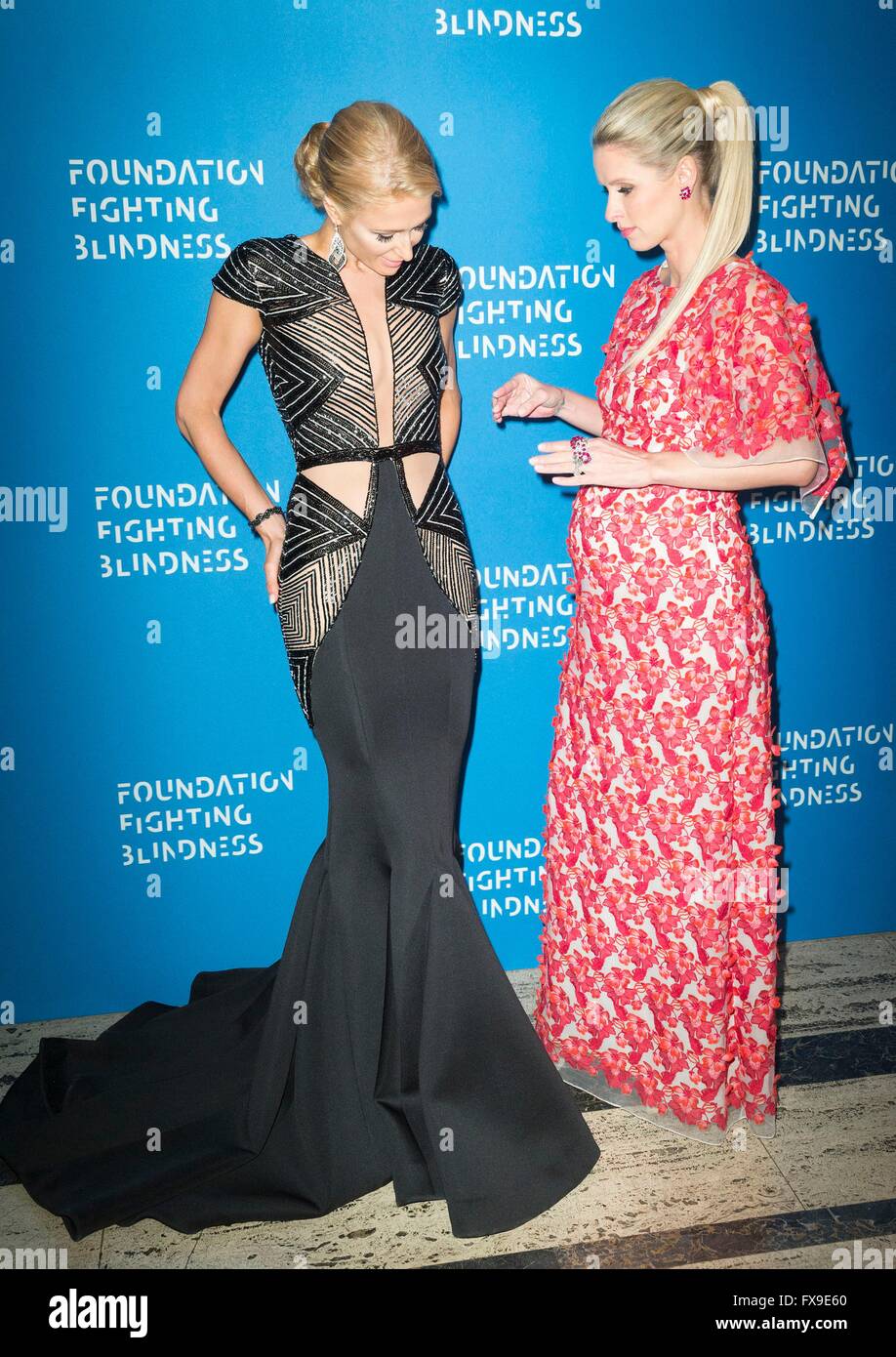 New York, NY, USA. 12 avr, 2016. Paris Hilton, Nicky Hilton Rothschild aux arrivées pour la fondation qui lutte contre la cécité 2016 Gala Mondial, Cipriani 25 Broadway, New York, NY Le 12 avril 2016. Crédit : Lev Radin/Everett Collection/Alamy Live News Banque D'Images