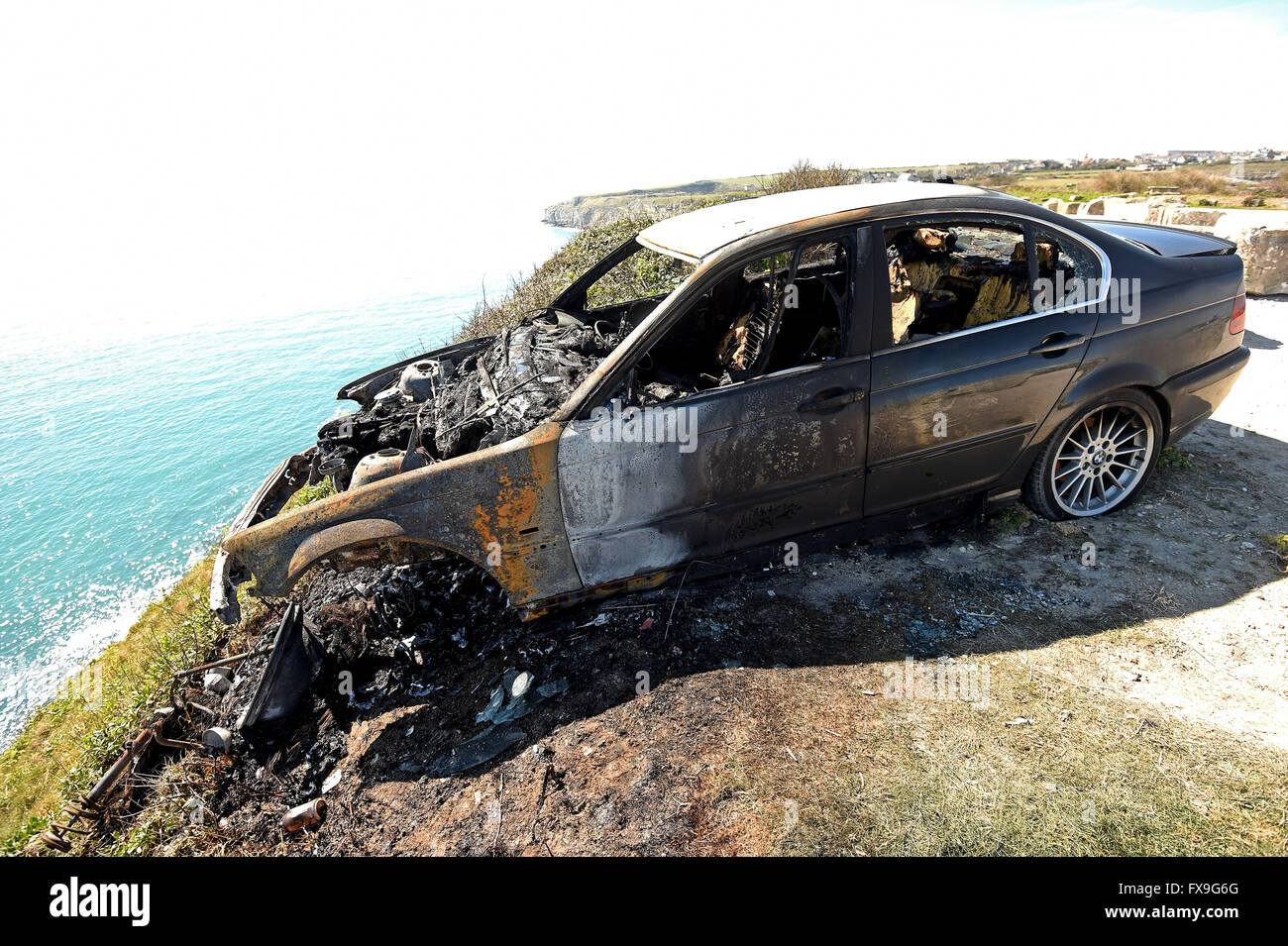 Voiture brûlée sur le bord de la falaise à Portland, Dorset, UK Banque D'Images