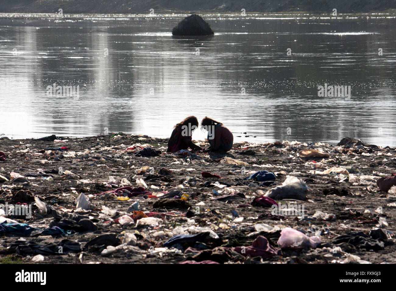 Lahore, Pakistan. 13 avr, 2016. Les filles pakistanaises jouer à une rivière sale dans un bidonville à Lahore, Pakistan oriental, le 13 avril 2016. Pénurie de logements à prix abordable et à l'eau potable est manifeste dans le Pakistan. Credit : Jamil Ahmed/Xinhua/Alamy Live News Banque D'Images