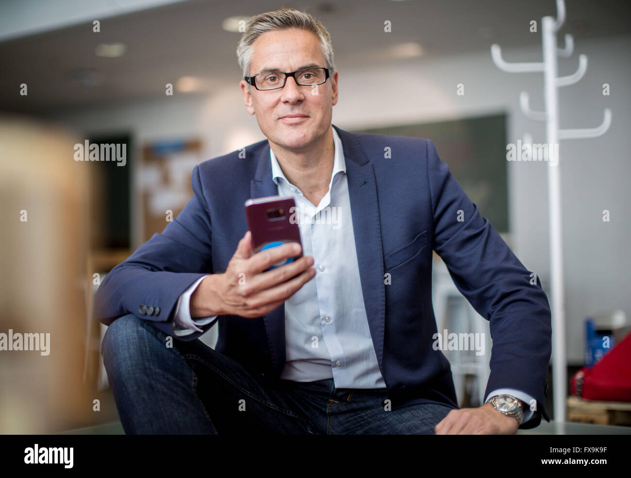 Berlin, Allemagne. 13 avr, 2016. Jan-Eric Peters, Chief Product Officer et vice-directeur général de la plate-forme 'Upday' à Berlin, Allemagne, 13 avril 2016. La plate-forme 'Upday' de la société prépare le contenu de Springer organisée exclusivement pour les utilisateurs d'appareils mobiles Samsung. Photo : Michael Kappeler/dpa/Alamy Live News Banque D'Images