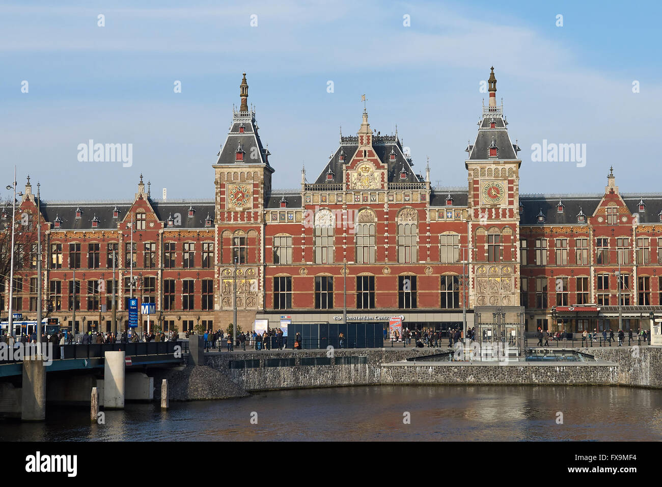 Amsterdam, Pays-Bas - 10 mars 2016 : La gare centrale d'Amsterdam avec un ciel bleu en arrière-plan Banque D'Images
