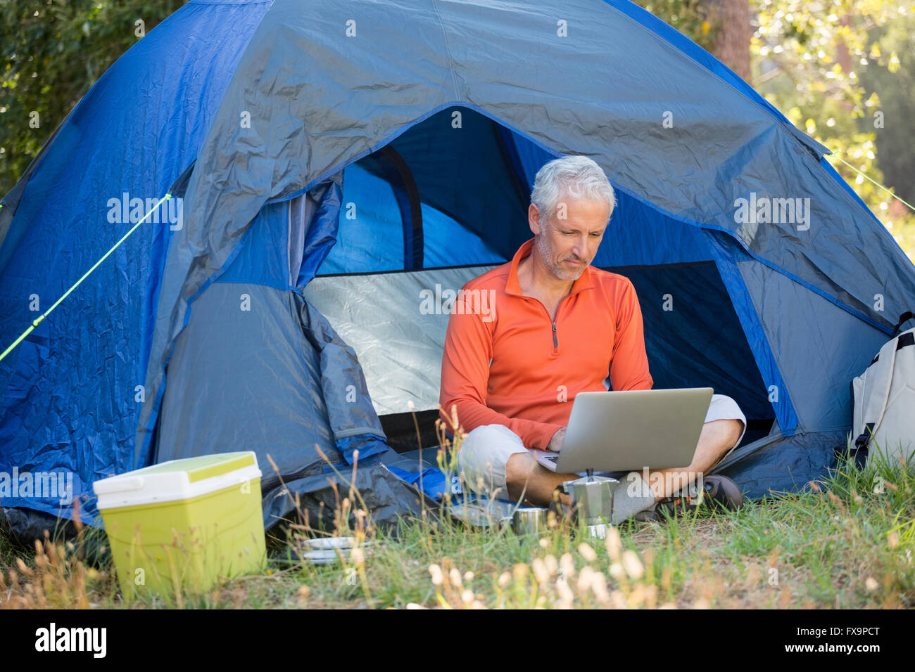 Mature man using computer Banque D'Images