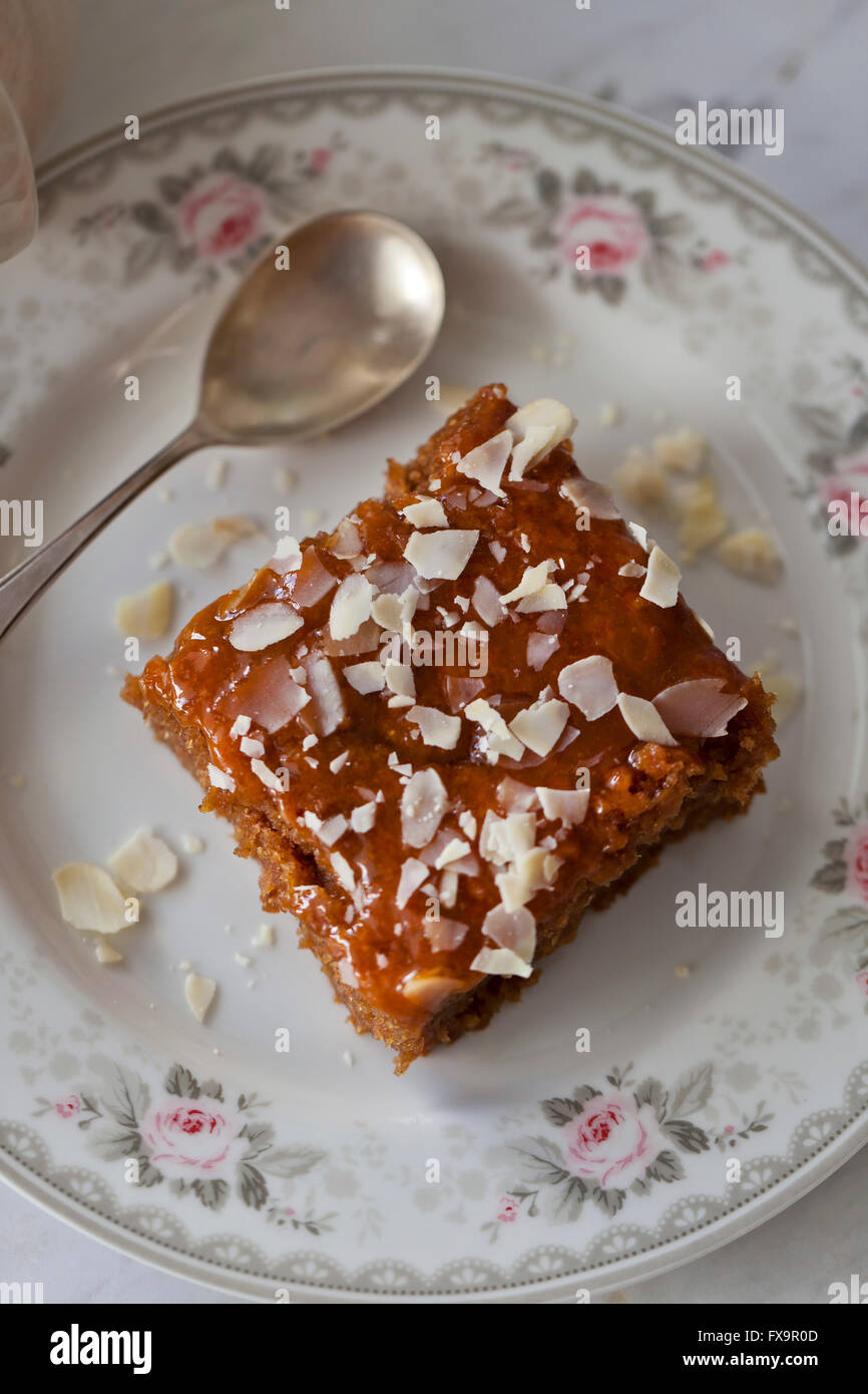 Tranche De Gateau Aux Pommes Garnie De Confiture D Abricots Et Amandes Effilees Sur La Plaque Blanche Photo Stock Alamy