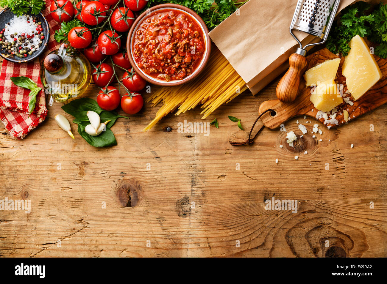 Arrière-plan de cuisine italienne avec des ingrédients Spaghetti Bolognese Banque D'Images