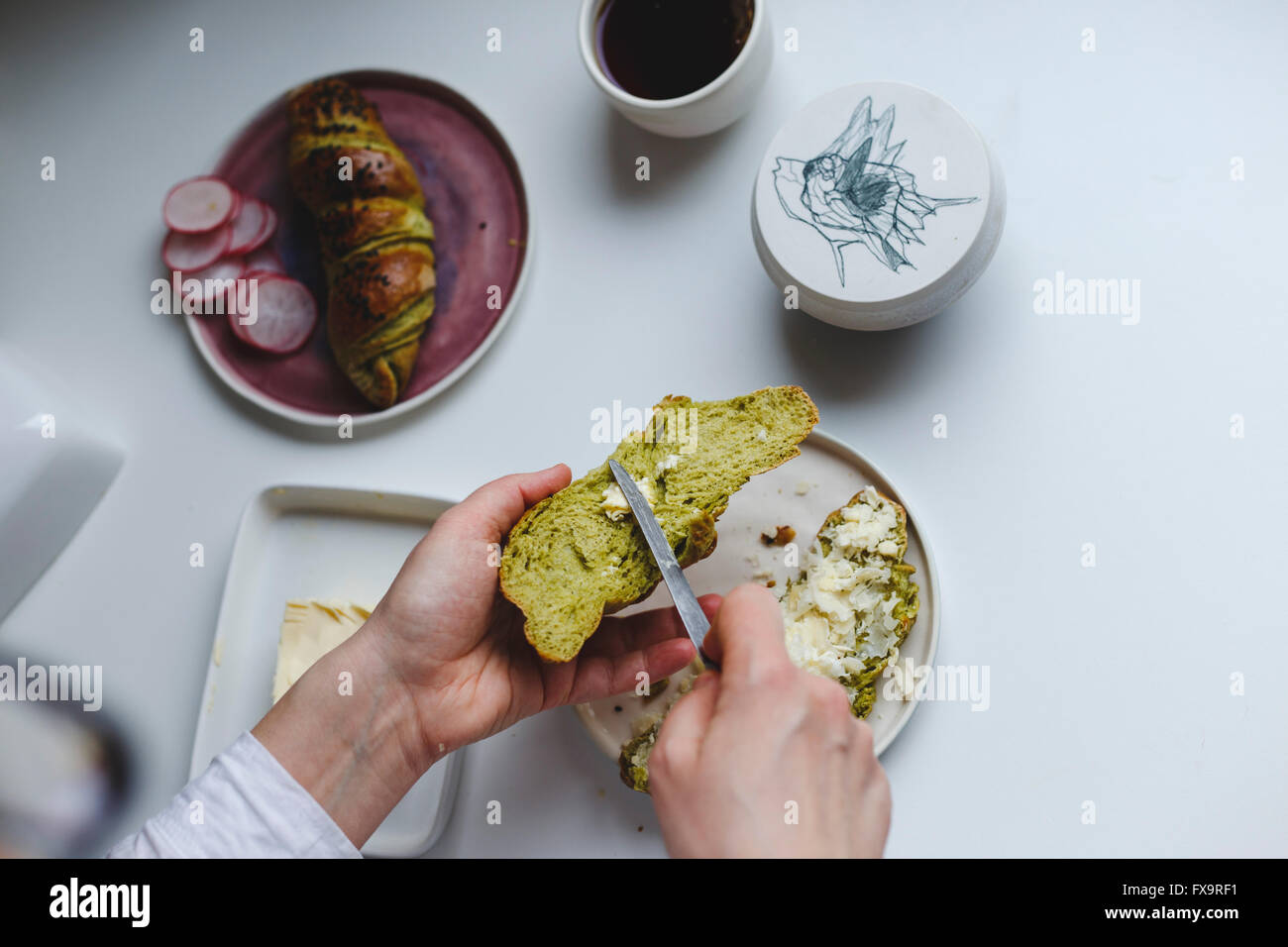 La préparation d'une fille le petit-déjeuner sandwich avec rouleaux matcha Banque D'Images