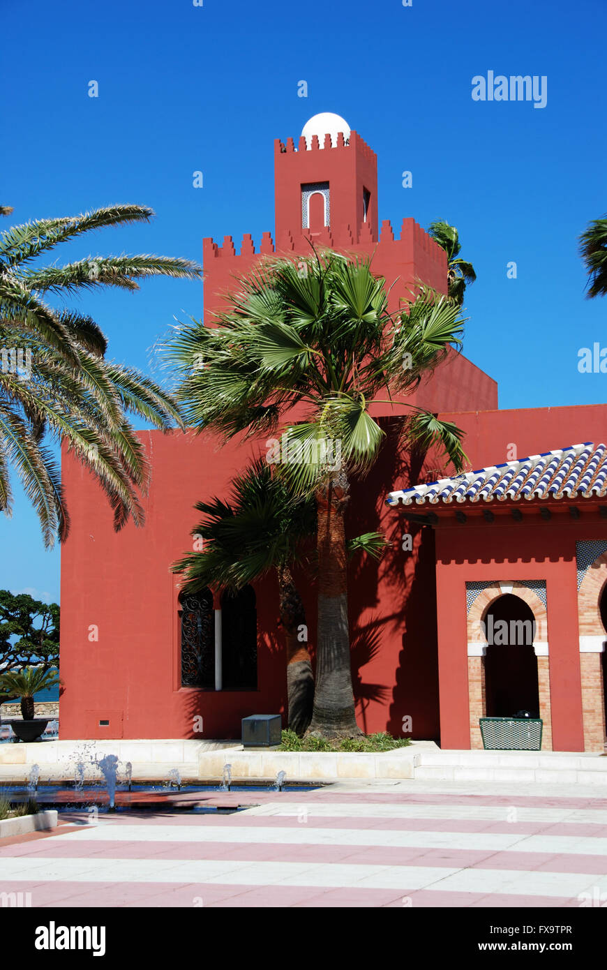 Vue sur le château Bil Bil Bil Bil (Castillo), Benalmadena, Costa del Sol, la province de Malaga, Andalousie, Espagne, Europe de l'Ouest. Banque D'Images