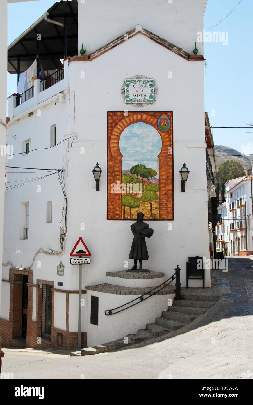 Hommage à l'ouvrier (Homenaje a la Faenera) statue et photo sur un coin de rue, Alora, Malaga Province, Andalusia, Spain. Banque D'Images