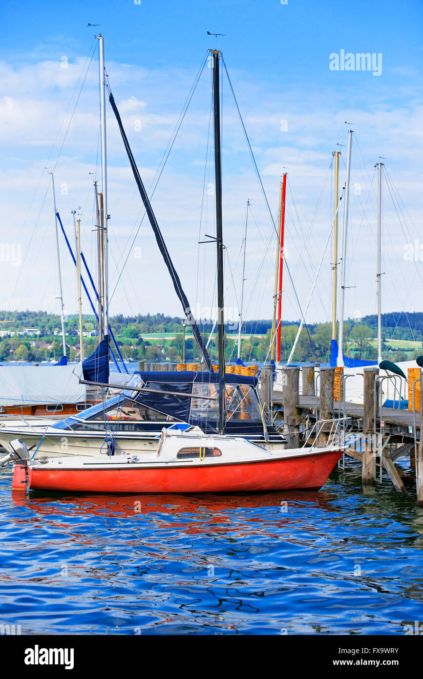 Pier et de bateaux dans l'île de Reichenau sur le lac de Constance. Reichenau est une île de Bade-Wurtemberg en Allemagne. Il est placé sous la protection de l'UNESCO. Banque D'Images