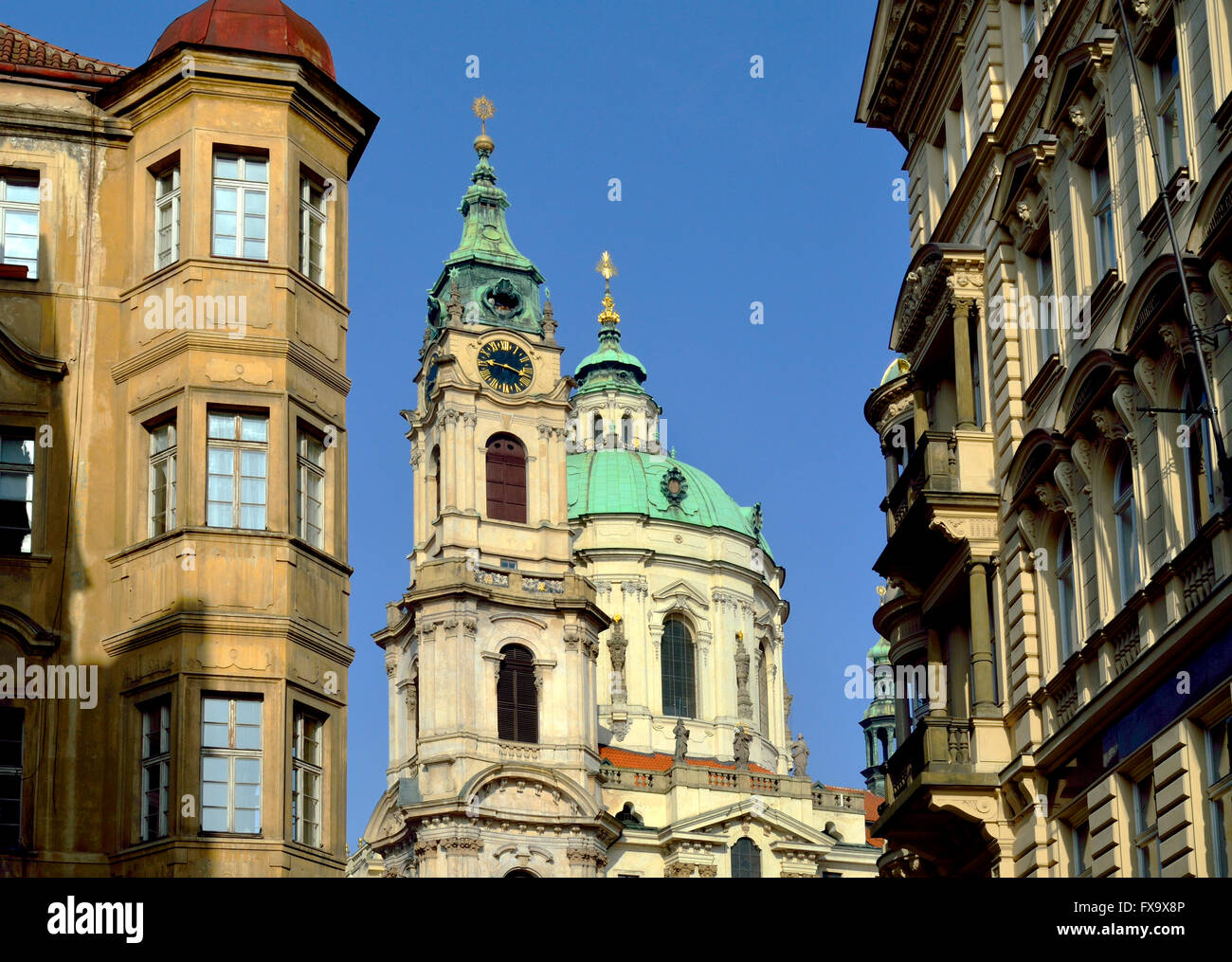 Prague, République tchèque. St Nicholas Church (Kostel svatého Mikuláše - 1755, Baroque) vu de Mostecka (rue) Banque D'Images