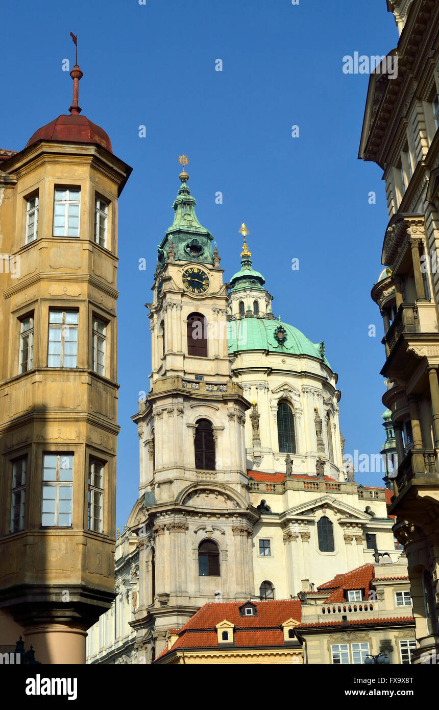 Prague, République tchèque. St Nicholas Church (Kostel svatého Mikuláše - 1755, Baroque) vu de Mostecka (rue) Banque D'Images