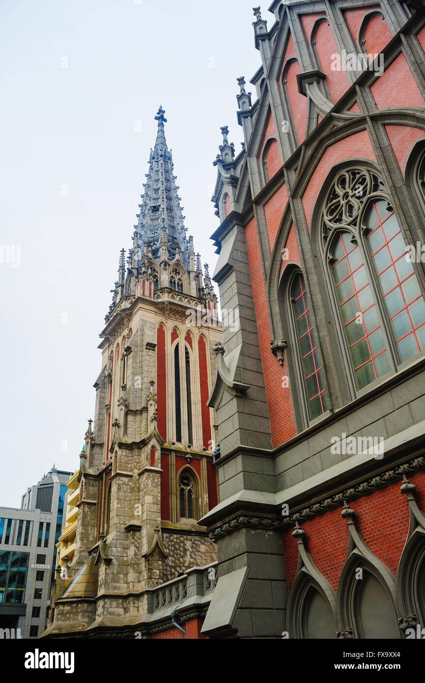 Église catholique dans l'architecture de style gothique Banque D'Images