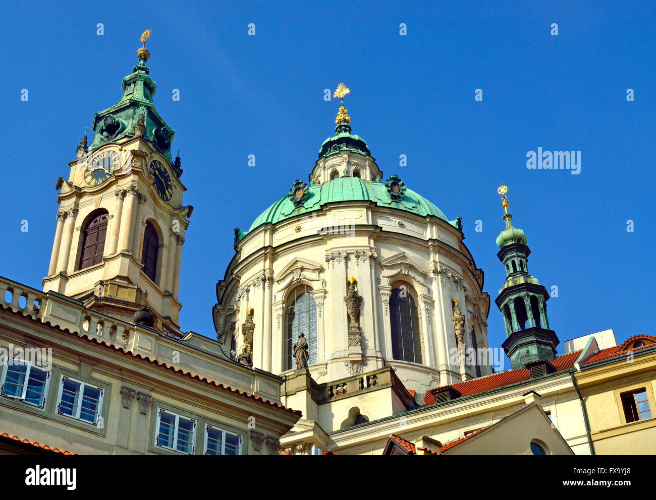Prague, République tchèque. St Nicholas Church (Kostel svatého Mikuláše - 1755, Baroque) Malostranske namesti (Lesser Town Square) Banque D'Images