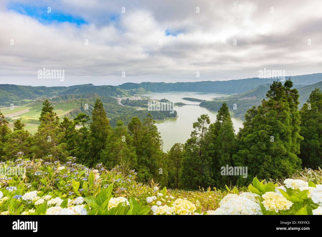 Caldeira de Sete Cidades avec ses deux lacs, l'île de São Miguel, Açores Banque D'Images
