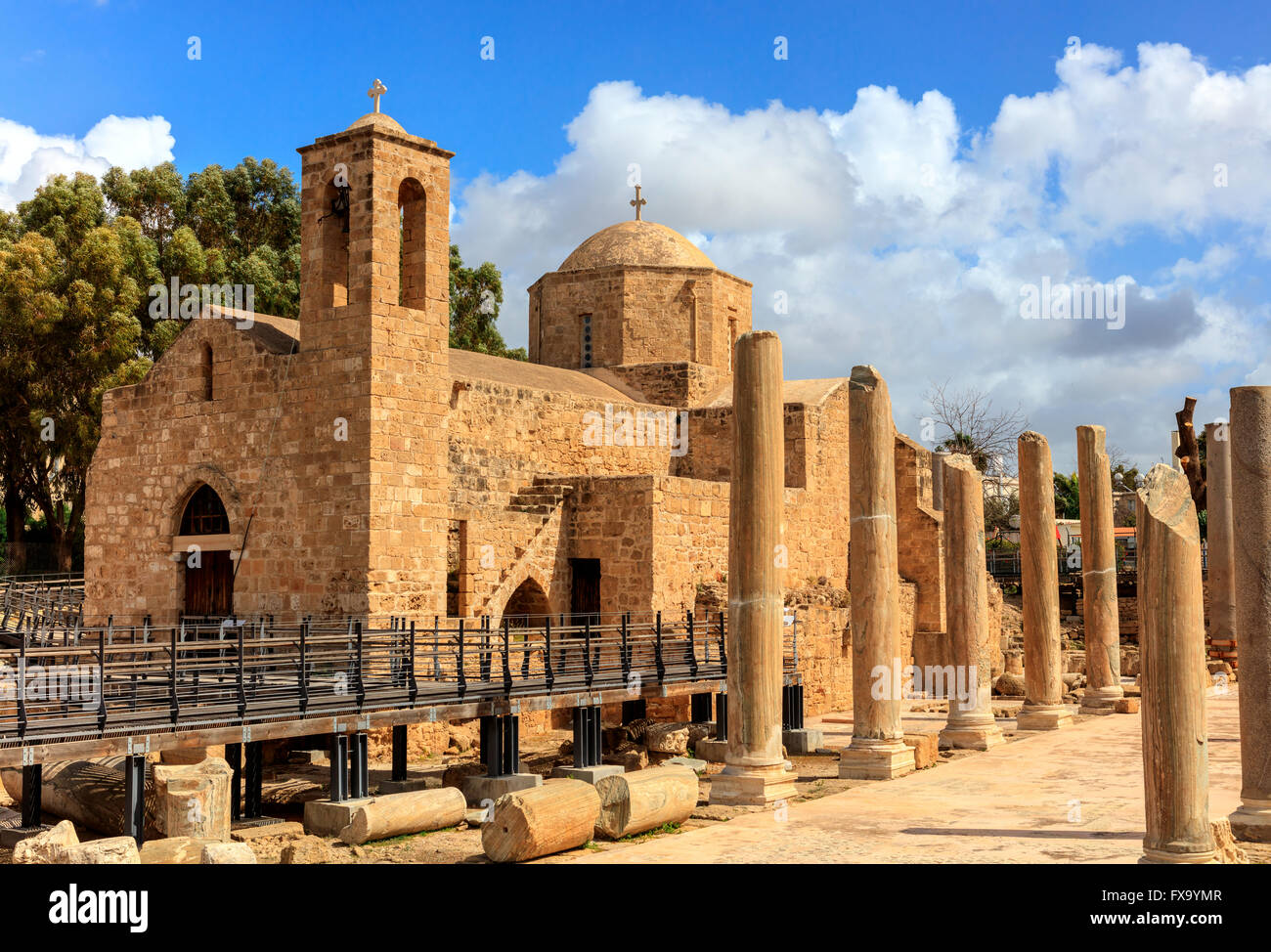 L'eglise Panagia Chrysopolitissa construite sur les ruines de la plus grande basilique byzantine précoce. Banque D'Images