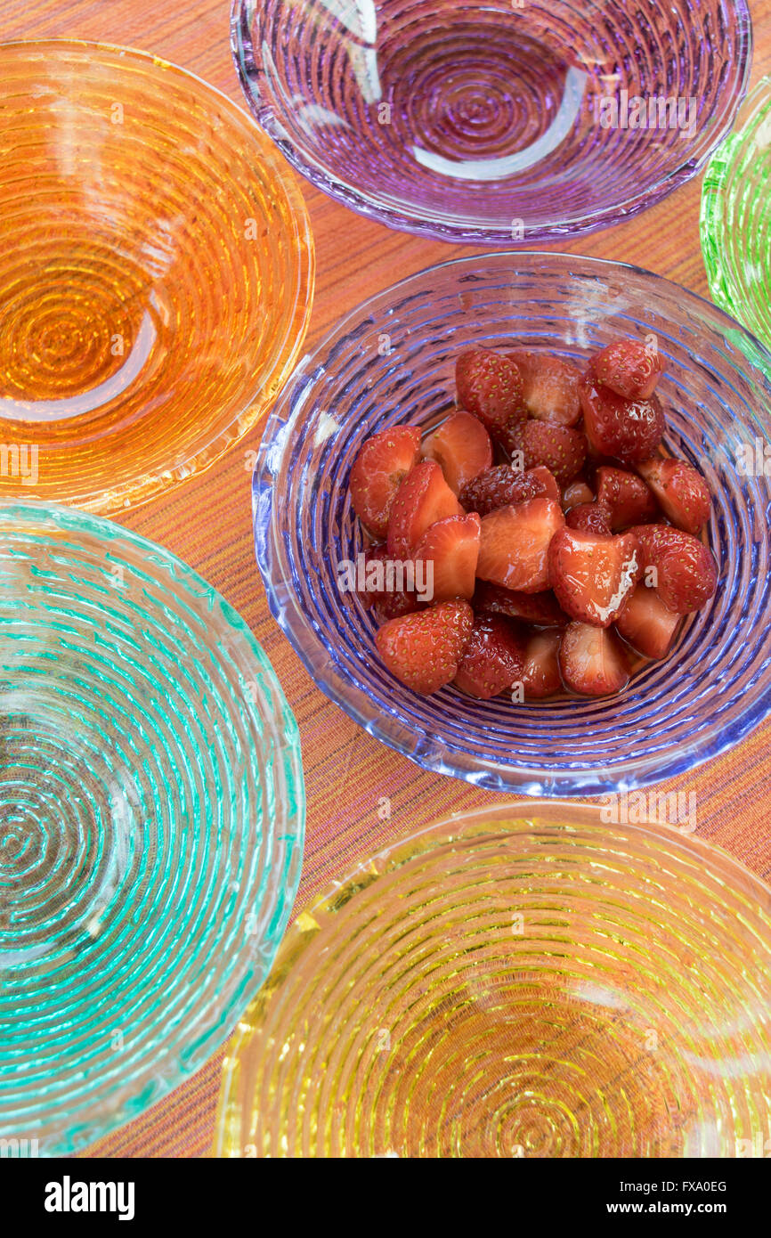 Salade de fraises dans une séquence de coupes en verre de couleur Banque D'Images