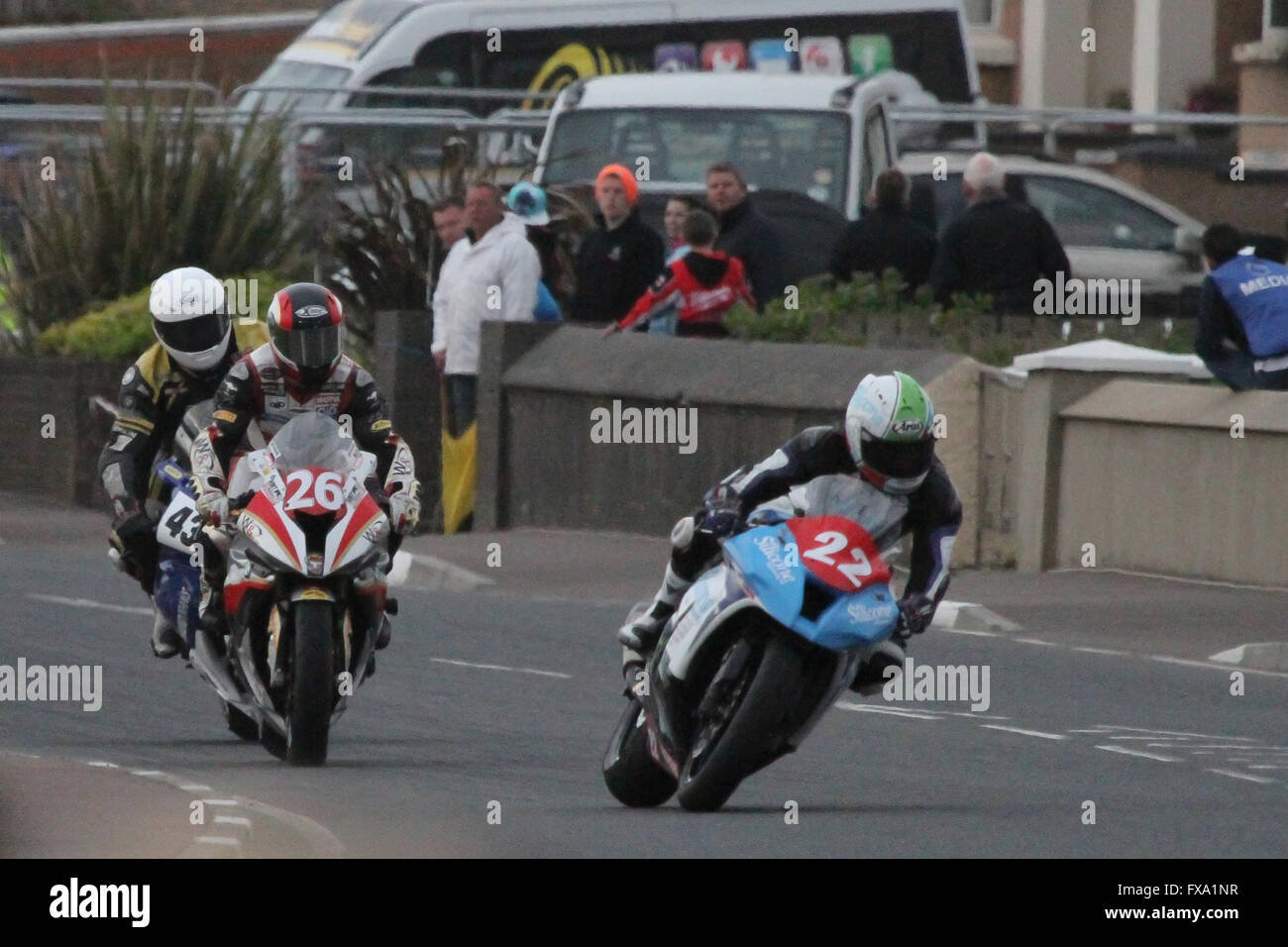 Jeudi 13 mai 2014 - International North West 200 Vauxhall. Les courses en soirée - Qualification Superstock - Russ Mountford (22), Didier (26 grammes) et Phillip Crowe (43) sur l'approche de l'angle de New York sur le célèbre Triangle Circuit. Banque D'Images