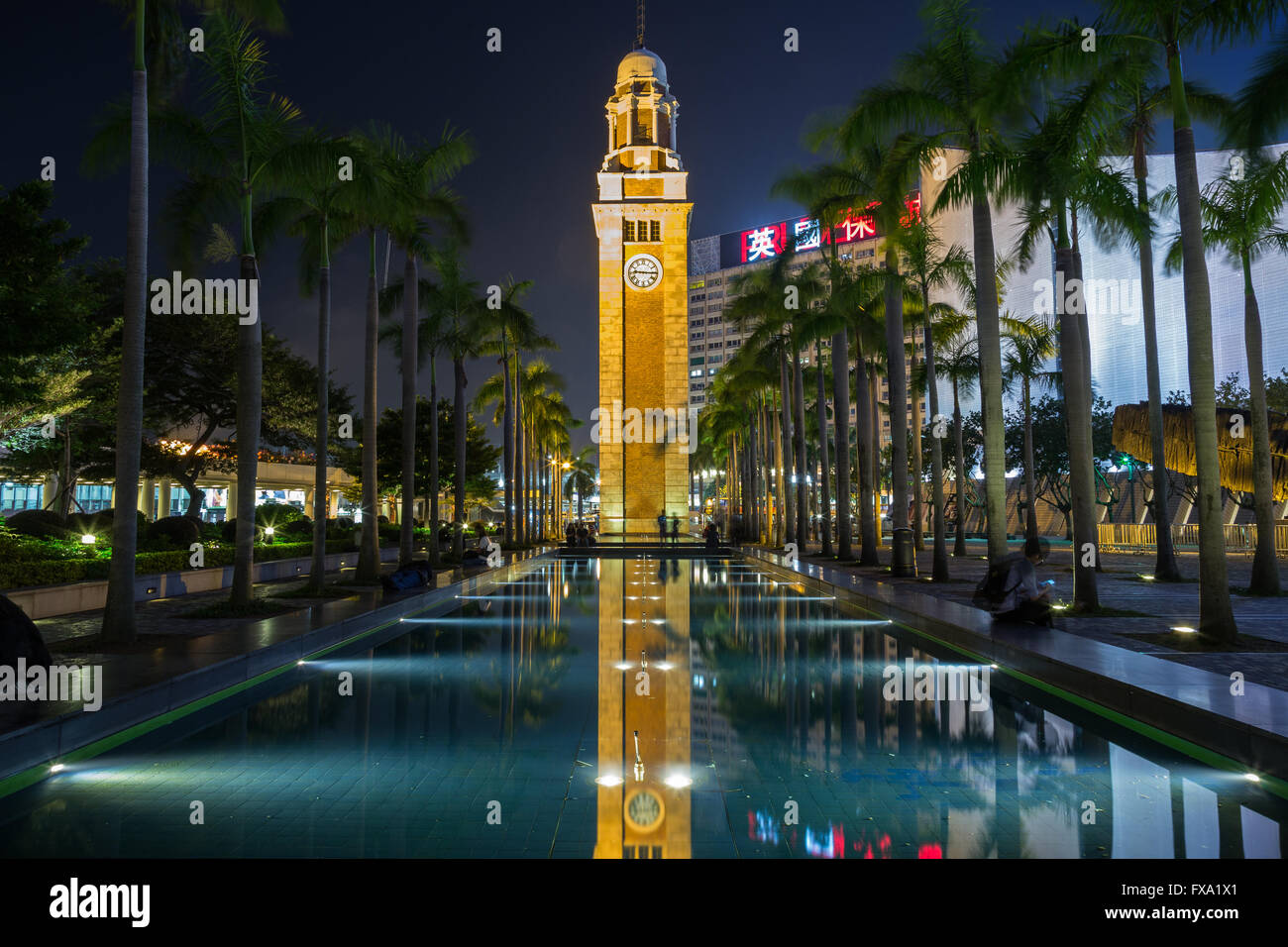 Tour de l'horloge et la piscine à Tsim Sha Tsui à Hong Kong, Chine, le soir. Banque D'Images
