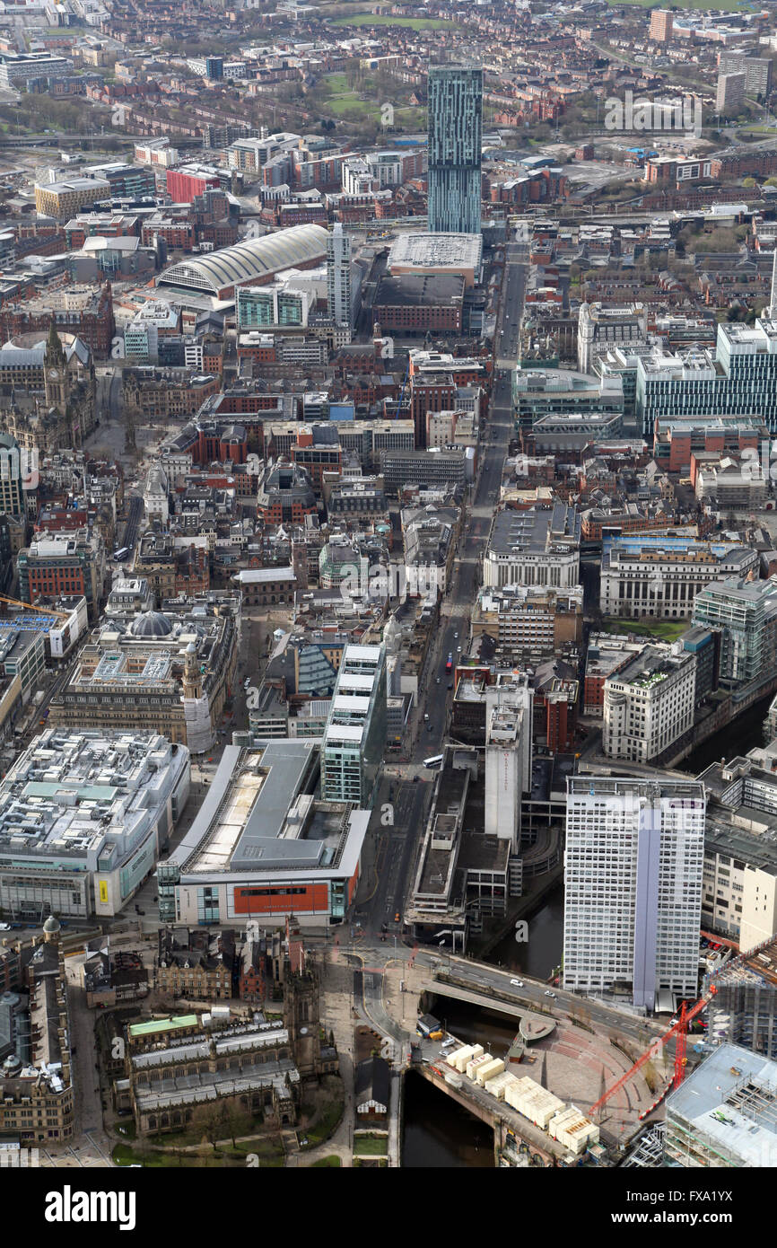 Vue aérienne vers le bas dans Deansgate Manchester, Royaume-Uni Banque D'Images