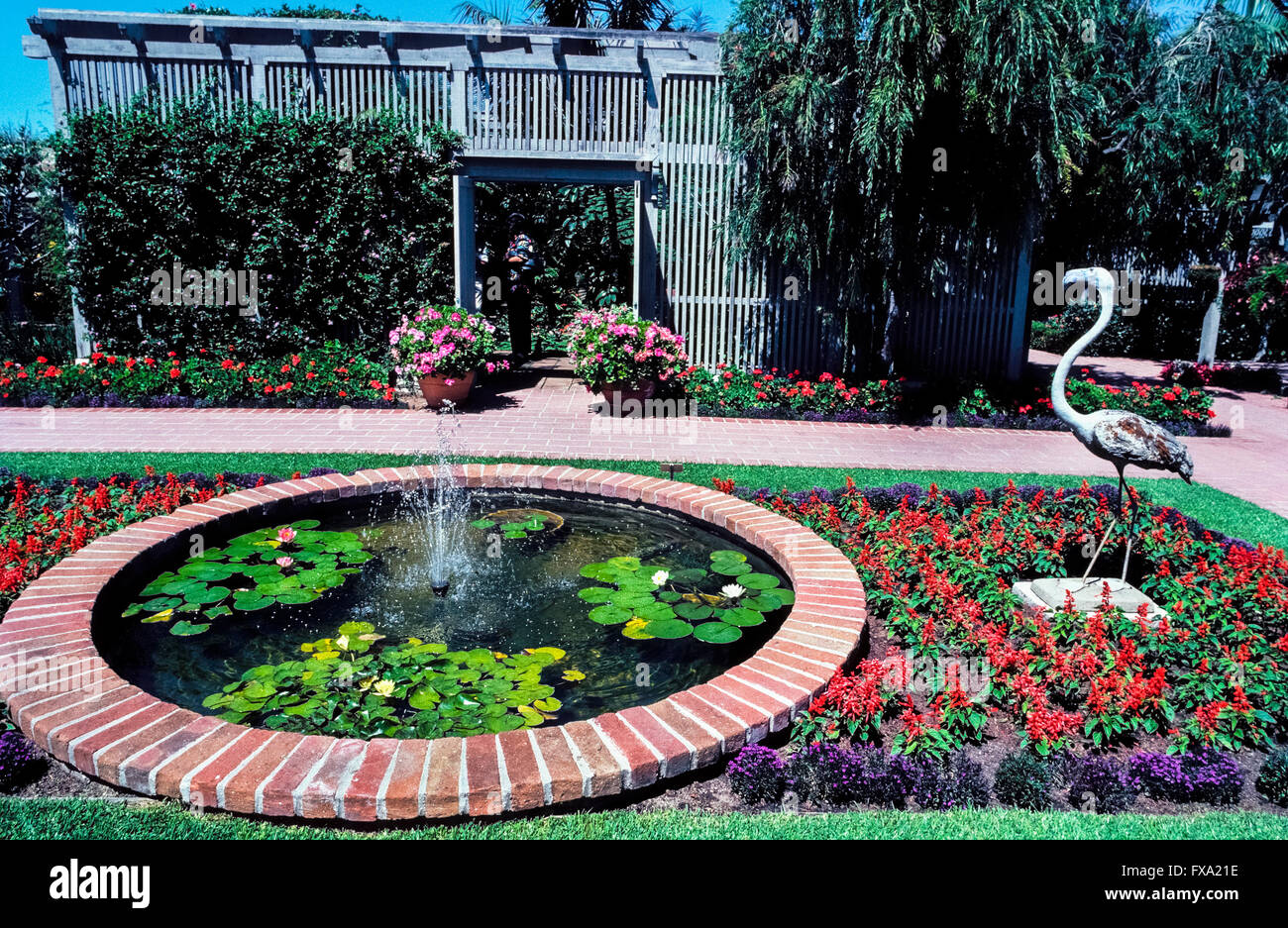 Le Sherman Library & Gardens à Corona del Mar, Orange County, Californie, USA, est une attraction touristique unique avec des plantes du monde entier et historique un aperçu de la région du Sud-Ouest du Pacifique. Le Sherman Gardens ressemble à un musée de la vie des plantes qui s'affichent au milieu de fontaines, de sculptures et de fleurs de saison. Ce jardin botanique oasis dispose d Rose, Herb, Cactus et les jardins japonais, ainsi qu'une grotte de fougère et un conservatoire de plantes tropicales. Dans le Sherman Library's little adobe maison sont en train de changer les pièces qui illustrent le patrimoine de la région du Sud-Ouest du Pacifique. Banque D'Images