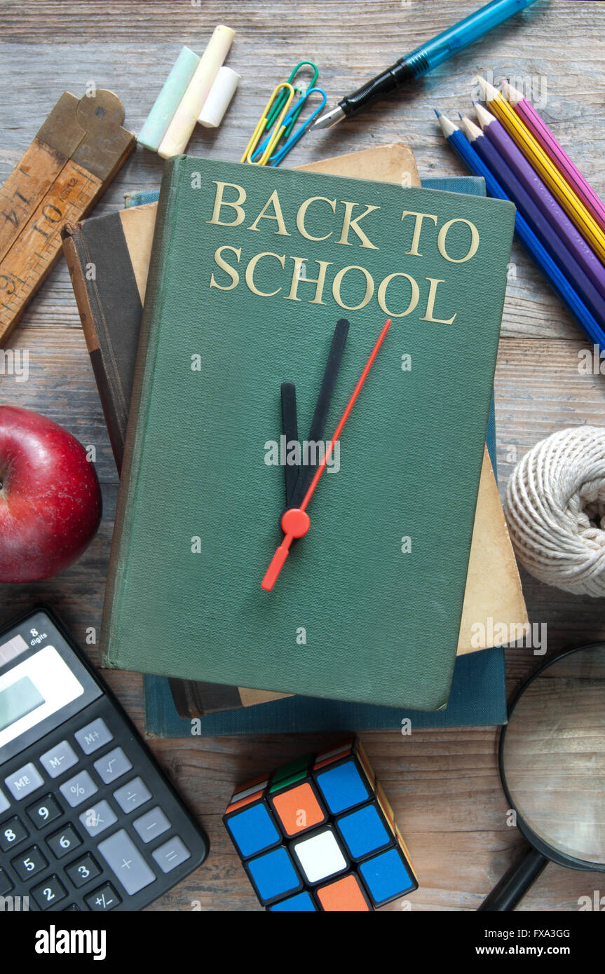 Concept Retour à l'école, livre avec des aiguilles d'horloge Banque D'Images